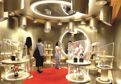 “黄逗菌”全国首店、任嘉伦个人艺术中心......艺人IP能为青岛老城区带来什么