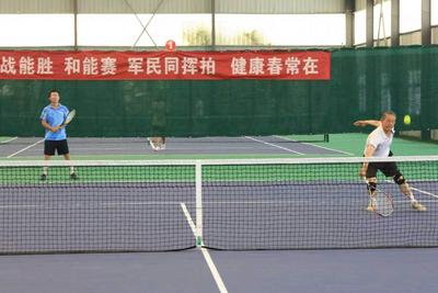 挥拍致敬建军节，以球共叙鱼水情军民共建网球联谊赛燃动胶州
