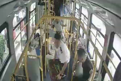 老年乘客带着菜筐乘车不便，青岛隧道1路驾驶员及时伸出援手