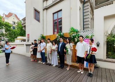 定格盛夏幸福时刻！青岛市曲阜路甜蜜街区上演浪漫集体颁证仪式