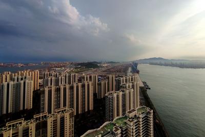 青岛今天阴有小到中雨局部大雨并伴有雷电，市区最高气温28℃，最低气温23℃