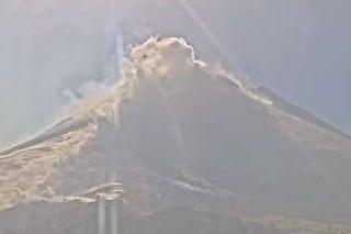 印尼默拉皮火山喷发，火山碎屑流滑行约2000米