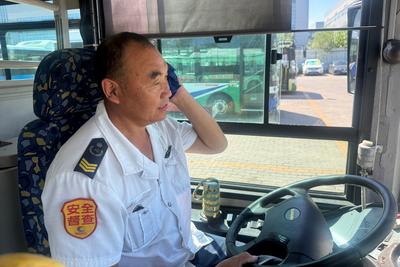 青岛无空调公交驾驶员迎战酷暑，用汗水守护市民夏日出行