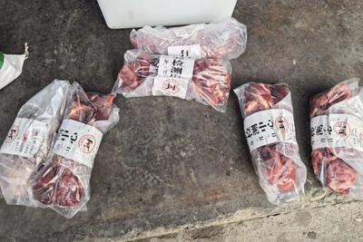警方突袭一牛肉制假窝点，现场多人正往猪肉上涂抹牛油、牛血冒充牛肉……