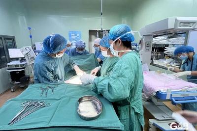 子宫破裂，命悬一线，青岛医护人员15分钟生死时速，守护母婴平安
