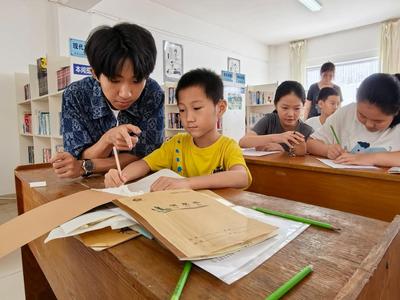 万家灯火丨从被守护到守护，公益暑托班十年接力“画成圆”