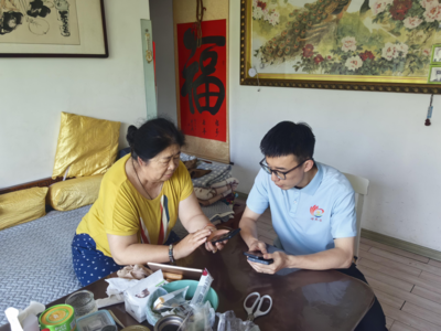 “家常话”讲透新政策，“手把手”代办暖人心！ 温哥华社区网格员助力老人参保
