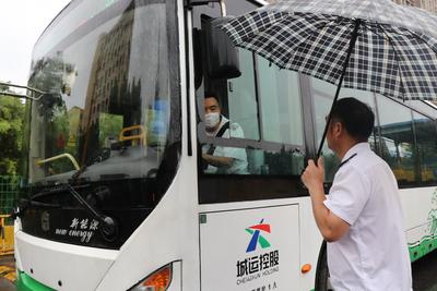 从深夜到白天，李沧巴士全员联动保障市民雨天平安出行
