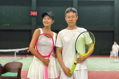 55岁瞿颖晒和张丰毅合照，直呼“谁能看出来70了呢”，网友：自律是顶级整容