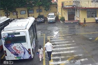 青岛巴士驾驶员暖心守护，走散女孩与母亲团聚