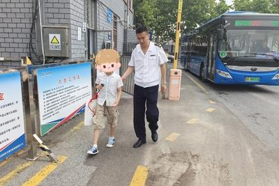 一次护送、一面锦旗，青岛公交“热心肠”传递城市温度