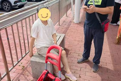 热浪下，青岛巴士这群人为摔伤老人撑起“守护伞”