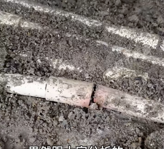 广东一男子家里地砖异常发热，砸开惊现铜线烧蚀，当事人：多亏网友救我一命