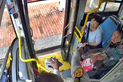 送雨衣、搀扶老人......青岛巴士这位驾驶员24小时内两次“起身”