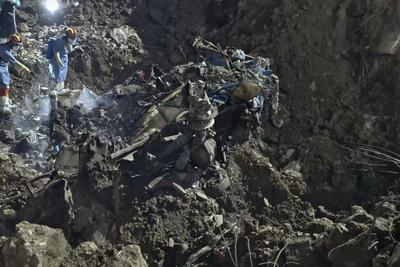 重庆彭水山体崩塌灾害救援现场发现失联客运中巴车残骸