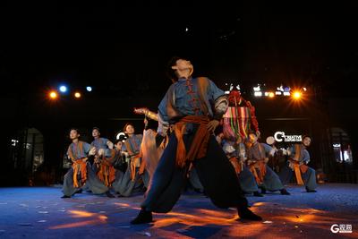 点亮老城之夜！市南区“社区大舞台·全民时尚秀”新大众文艺展演启幕