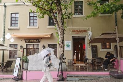 青岛今天阴有分散性阵雨转多云，市区最高气温31℃，最低气温24℃
