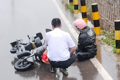 路遇市民雨天骑车摔倒，青岛热心人又出手了！
