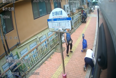 俯身拾瓜、负重搬菜……青岛公交驾驶员暖心举动擦亮城市文明窗口