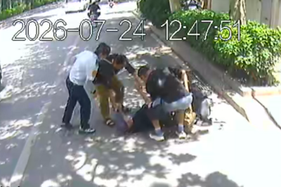 青岛街头暖心一幕：老人车流中摔倒，一群“热心肠”上前扶起