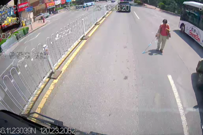 一次停车，温暖全城！青岛公交司机化身“人形导航”护送视障市民安全通行