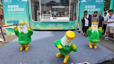 机器人嗨啤登陆上街里 青岛百年老街焕发科技新貌