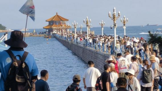 暮染栈桥，人潮共赴夏日海风之约