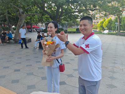 “跪地救人”之后，“最美护士”王晓萌回到现场，这次她把急救课堂搬进了公园