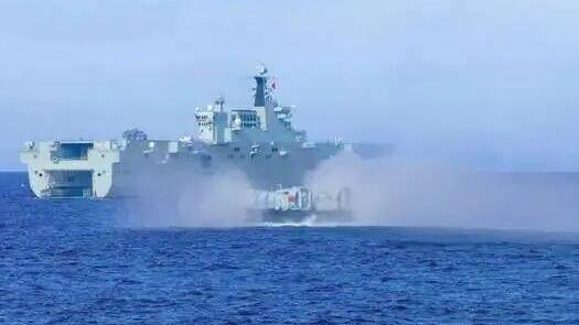 “野马”踏浪狂飙！直击两栖攻击舰与气垫艇实战化融合训练