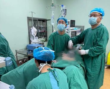 震惊！40厘米巨大囊肿藏腹中，抽吸出7000mL囊液，单孔腹腔镜“无痕手术”成功甩“包袱”