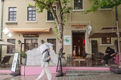 青岛今天阴有阵雨或雷雨转多云，市区最高气温28℃，最低气温25℃