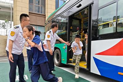 场站变课堂！公交研学让暑假安全“活”了起来