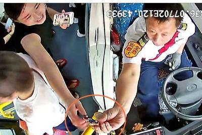 青岛巴士驾驶员为让座乘客送上“小礼物”：每一份善意都值得被看见