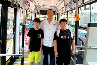 一辆205路公交车上的暑假：“这是我们最喜欢坐的车”