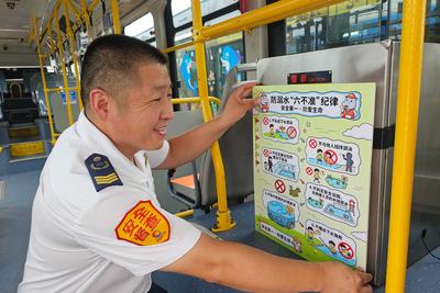 守护夏日平安！青岛巴士“防溺水主题车厢“变身流动安全课堂