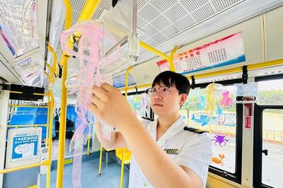 邂逅滨海浪漫！青岛巴士“山海灯会”主题车厢上线