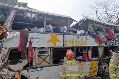 巴西发生一起旅游大巴翻车事故，已致9人死亡