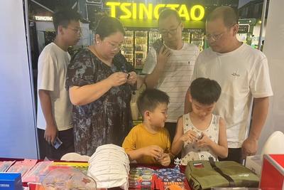 累计售出上百件爱心物资，青岛这场公益义卖温暖啤酒节
