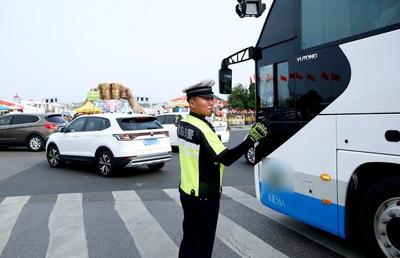 从三级圈层管控到帮走失孩童找家长！青岛交警护航啤酒节“硬核又柔情”