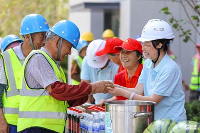 青岛市李沧区开展“夏日送清凉”慰问活动，关爱户外劳动者