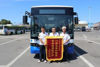青岛两位公交司机护送走散男孩回家，家属送来锦旗致谢