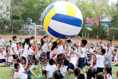 排球砺韧聚合力，福娃逐梦启新程，青岛福林小学举行秋季学期开学典礼