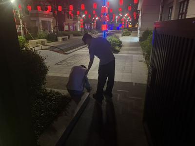 滚滚车流中，一男子醉卧马路中央！民警及时救助护送回家