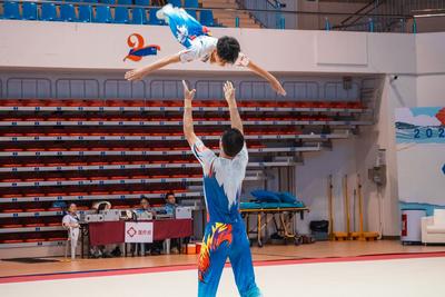 首次落户青岛！2026年全国技巧冠军赛开赛，上千名技巧高手上演“空中芭蕾”