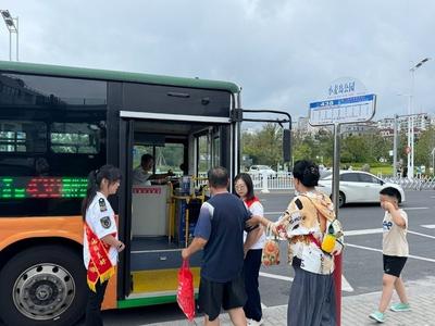 “微循环”撬动“大客流”！青岛438路公交“换装”10米大车