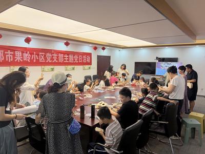 画笔绘童年，牌桌聚邻里！爱丁堡社区暖心服务“一老一小” 