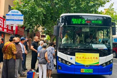 青岛环太平山公交开通一周年：从10万客流到“公交+”生态的温暖进阶