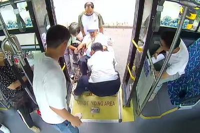 善行义举传递城市温度！青岛巴士驾驶员温暖乘客出行路