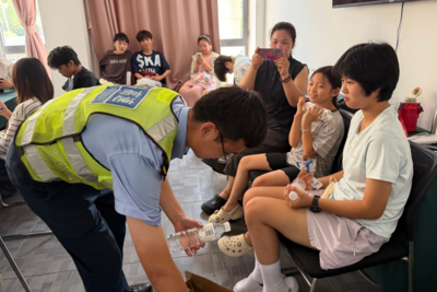 大巴车爆胎外地游客滞留，青岛高速收费站温情守护暖人心