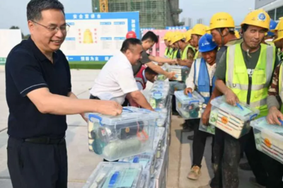 防暑保安康！青岛工地推行错峰施工，建设者收到“清凉礼包”